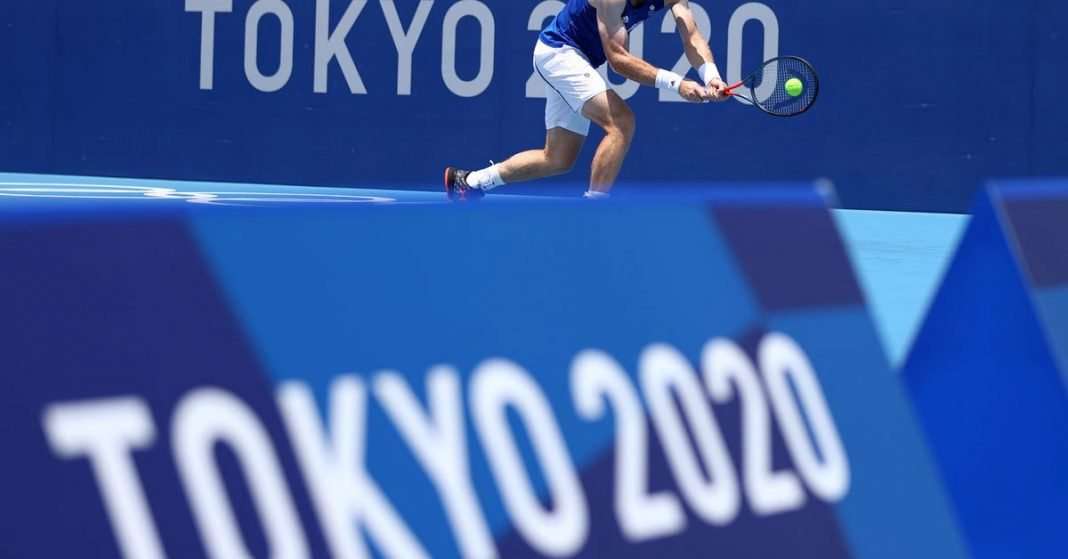 A tennis player practices at the 2020 Olympic Games in Tokyo (photo by Reuters)